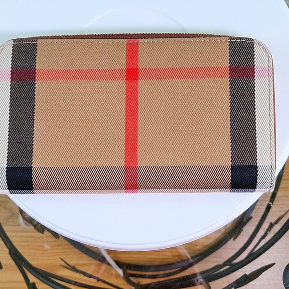 Like New Burberry House Check Derby Leather Elmore Wallet - Picture 6 of 12